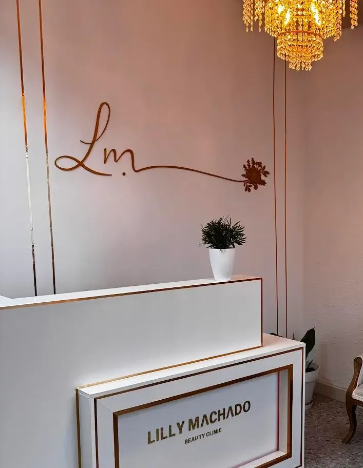 Lilly machado logo en pared